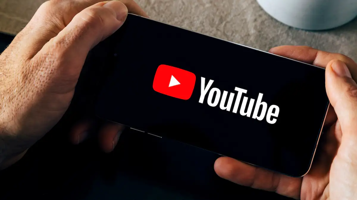 FIFA und YouTube gehen Deal ein: Jemand hält ein Smartphone mit YouTube-Logo in der Hand