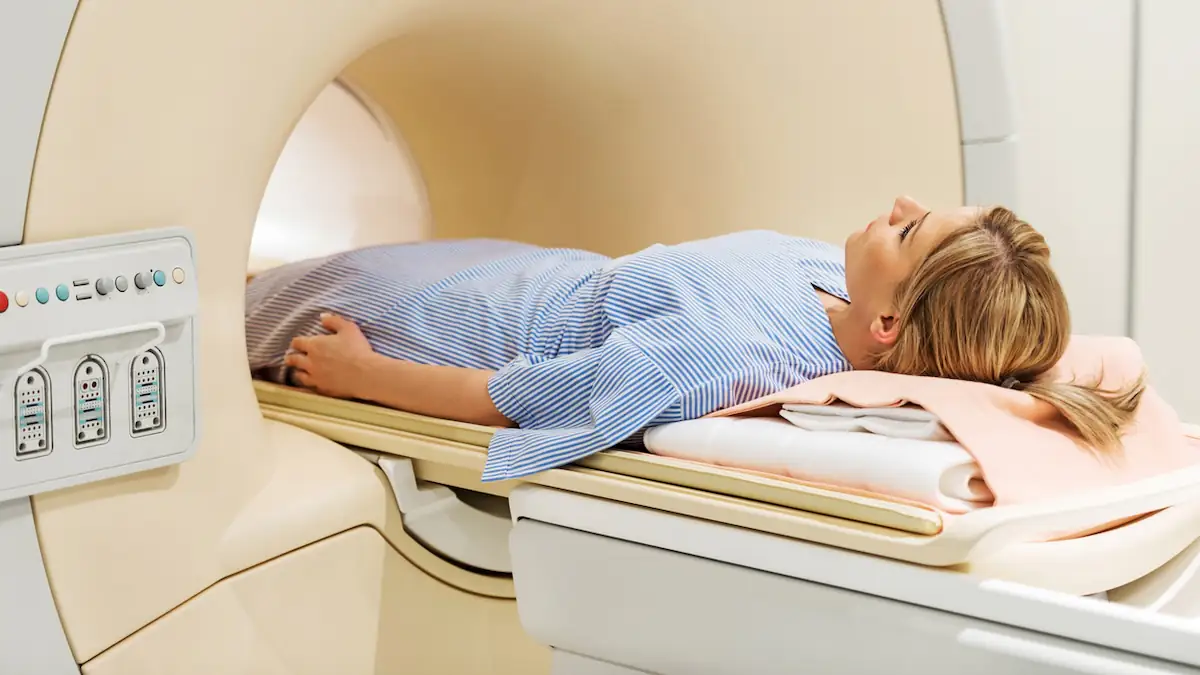 Frau liegt in einer MRT-Röhre