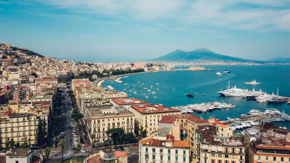 Hepatitis-A-Ausbruch in Italien: Bild der Stadt Neapel mit Blick auf das Meer und den Hafen