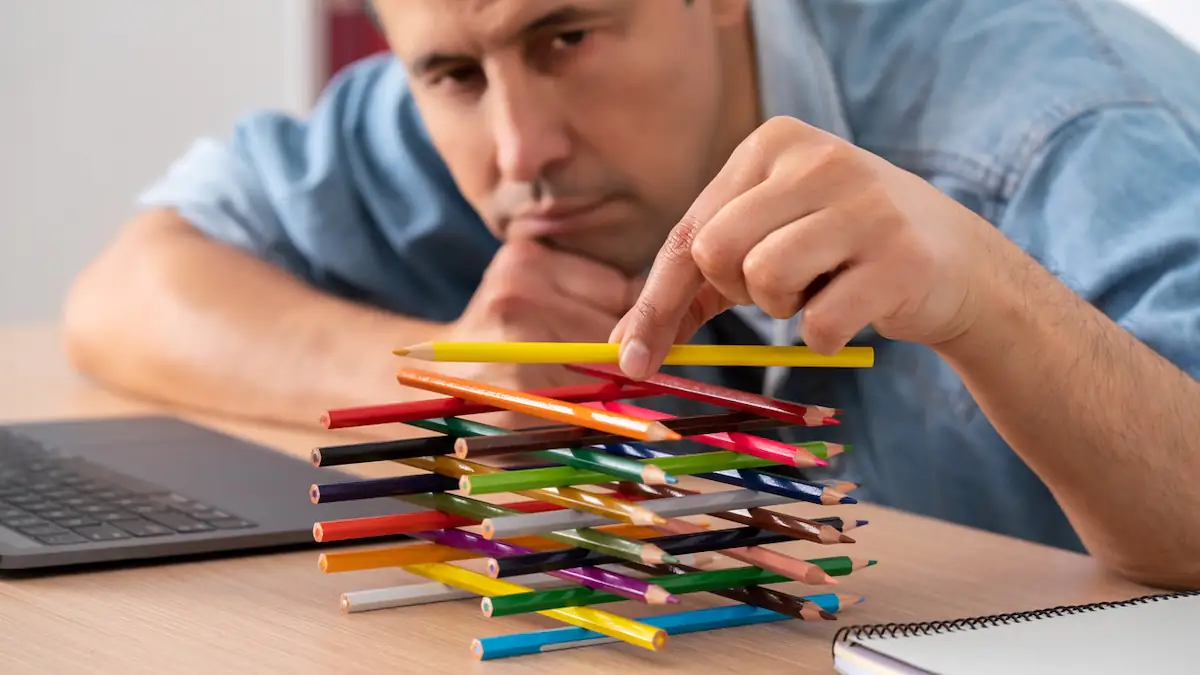 Mann langweilt sich im Homeoffice und baut einen Stifteturm