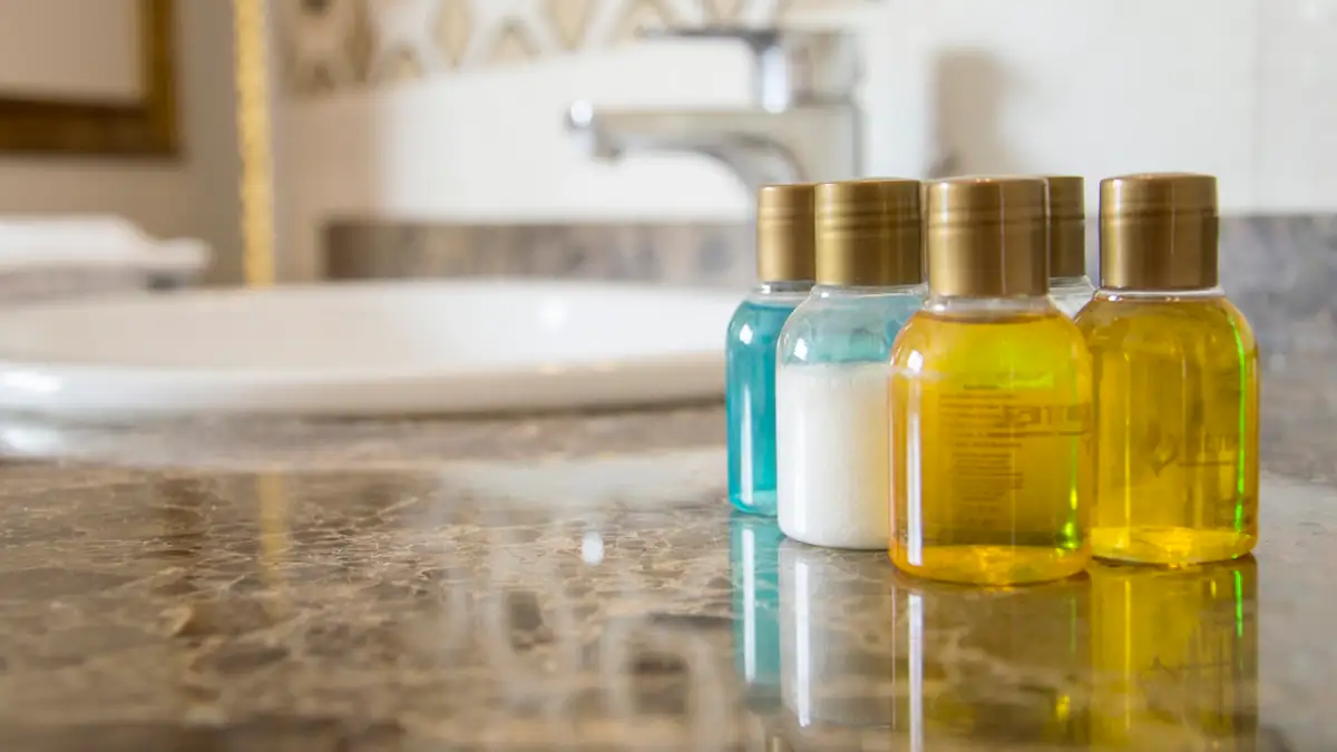 Kleine Einweg-Flaschen in einem Hotel-Badezimmer