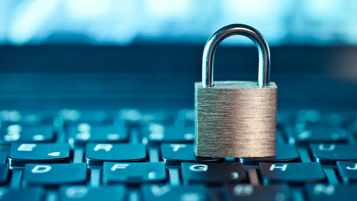 Instagram entfernt E2EE: Schloss liegt auf einer Computer-Tastatur