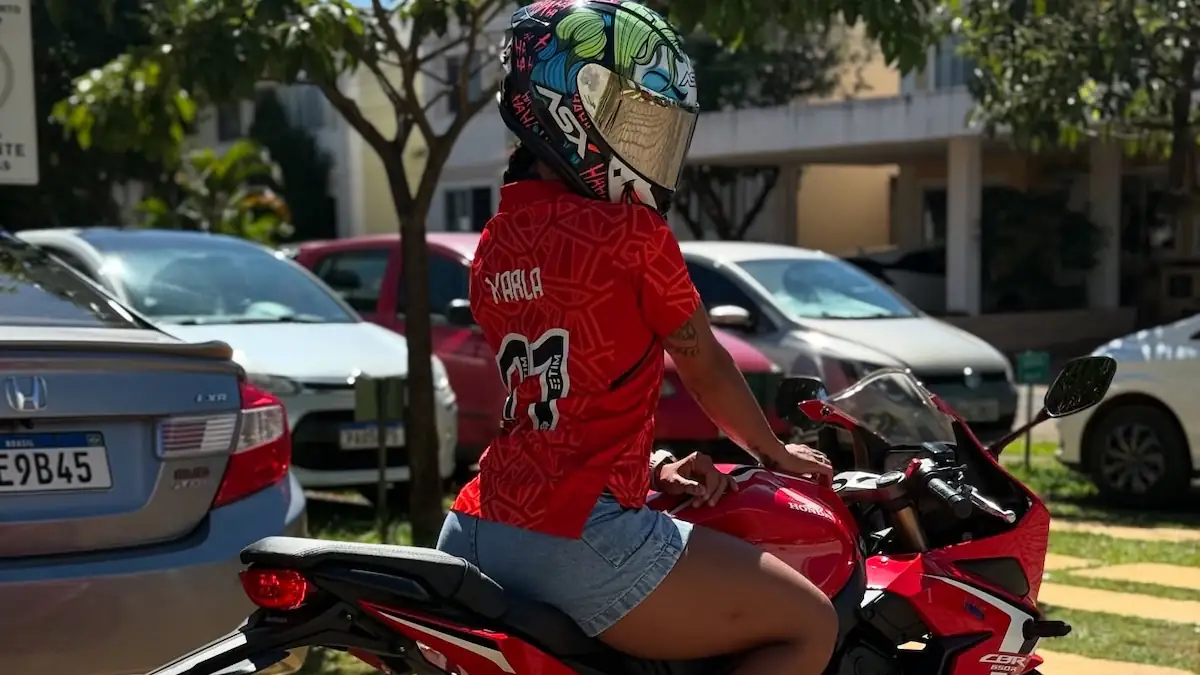 Influencerin Karla Thaynnar auf einem Motorrad