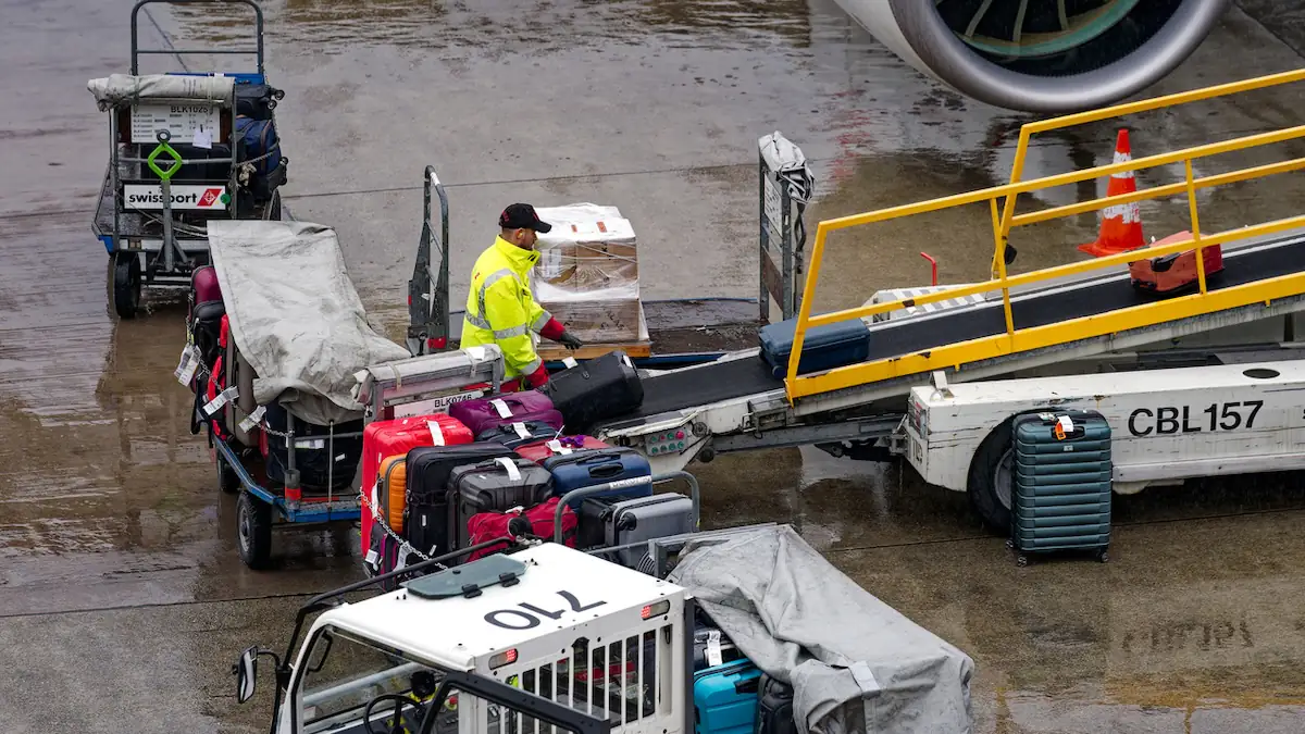 Koffer werden in ein Flugzeug geladen