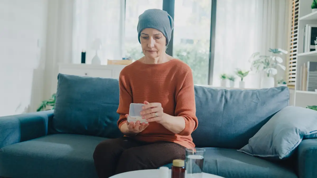 Frau mit Krebs nimmt ihre Medikamente