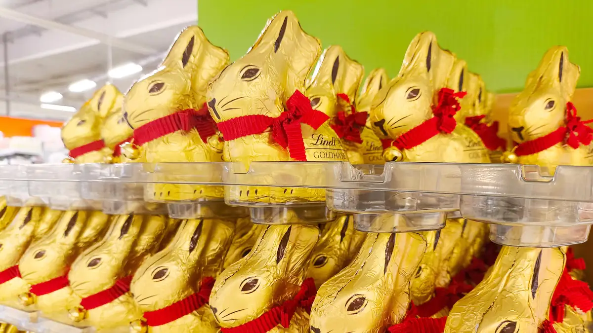 Schoko-Osterhasen von Lindt in goldener Verpackung