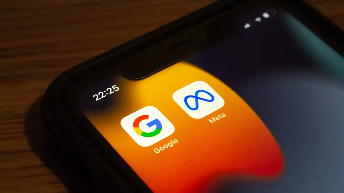 Logos von Google und Meta auf einem Smartphone