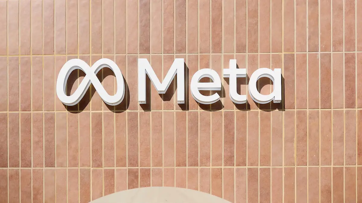 Logo des Meta-Konzerns an einer Wand