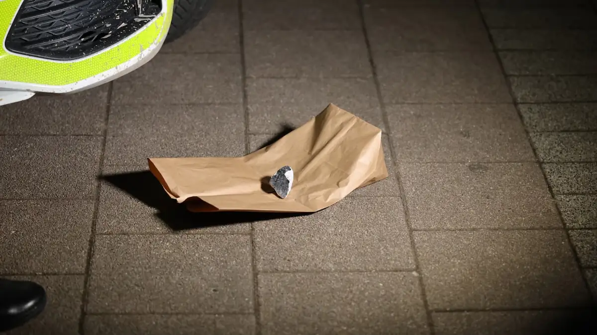 Meteorit liegt auf Papiertüte auf dem Boden