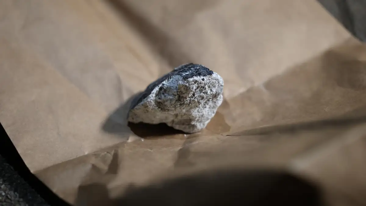 Meteorit liegt auf braunem Untergrund