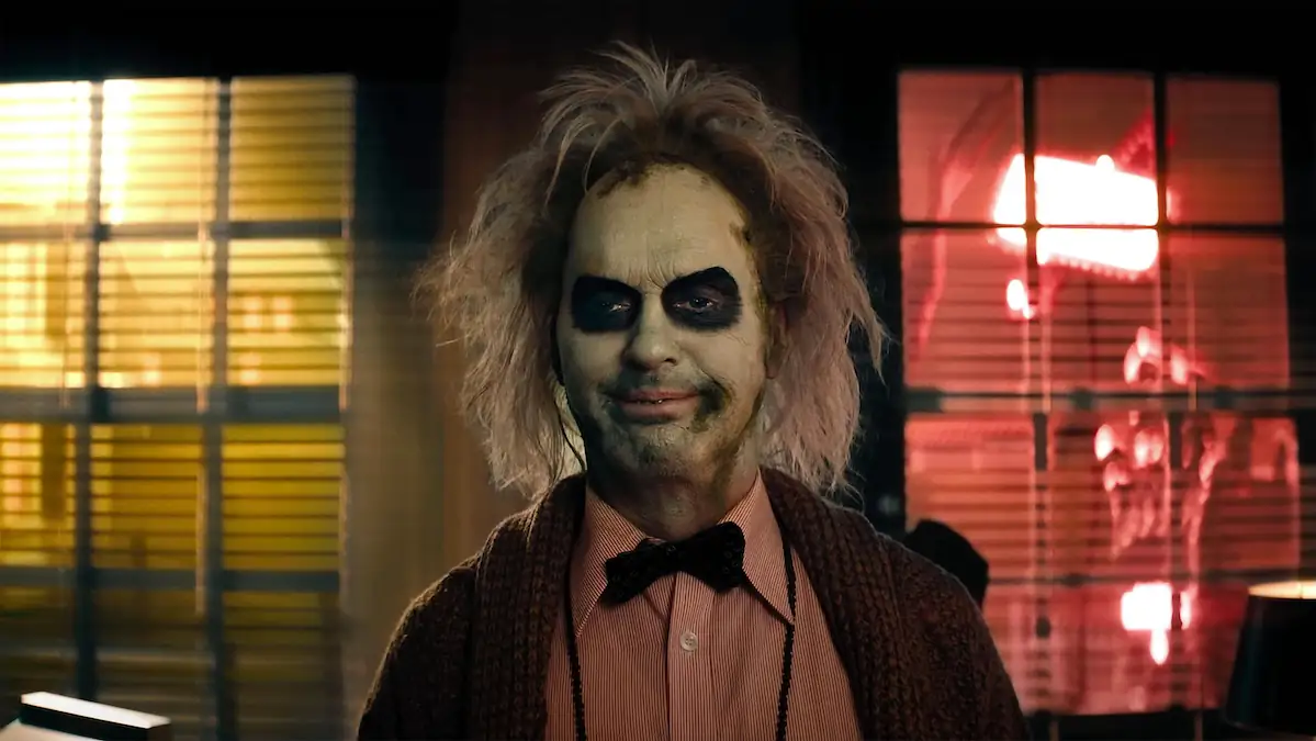 Michael Keaton in „Beetlejuice Beetlejuice“, der jetzt bei Netflix läuft