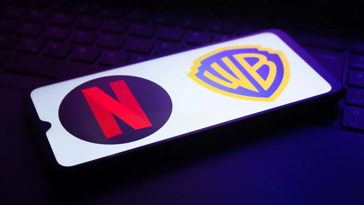 Netflix- und Warner-Logo auf Smartphone