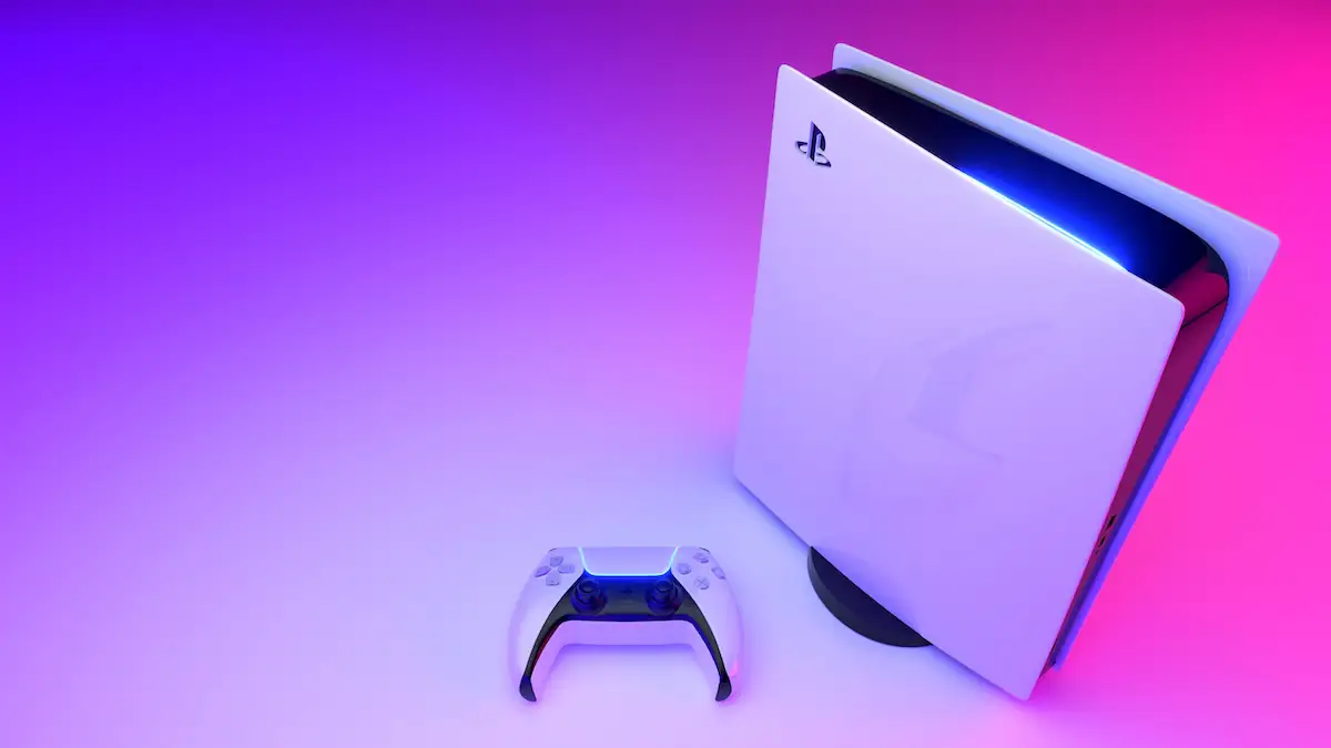 PlayStation 5 mit Controller in lila-punkem Licht