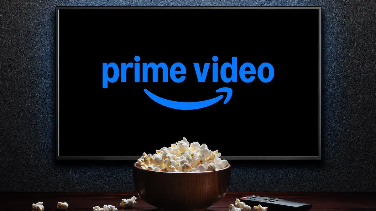 Prime Video Ultra: TV zeigt Logo von Prime Video, davor eine Schüssel Popcorn