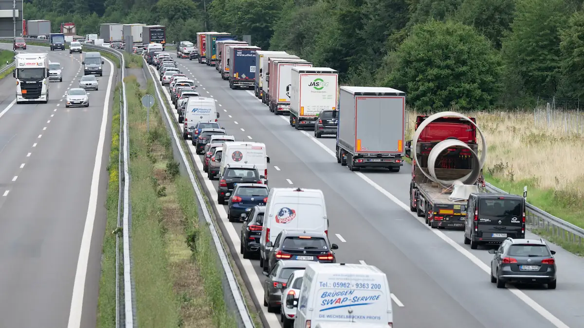 Autos bilden auf der Autobahn eine Rettungsgasse