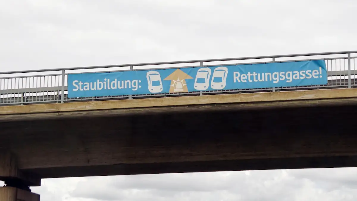 Hinweisschild auf Rettungsgasse bei Staubildung