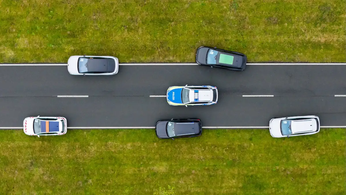 Polizeiauto fährt durch Rettungsgasse
