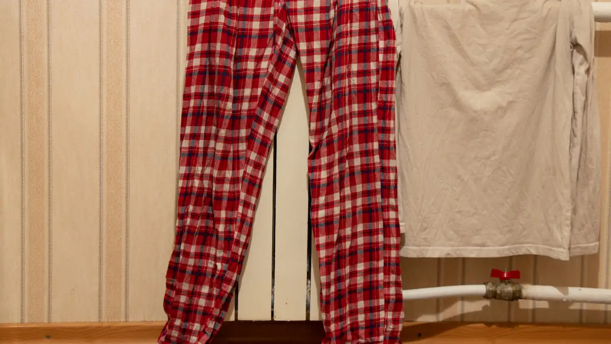 Schlafanzug trocknet aufgehängt