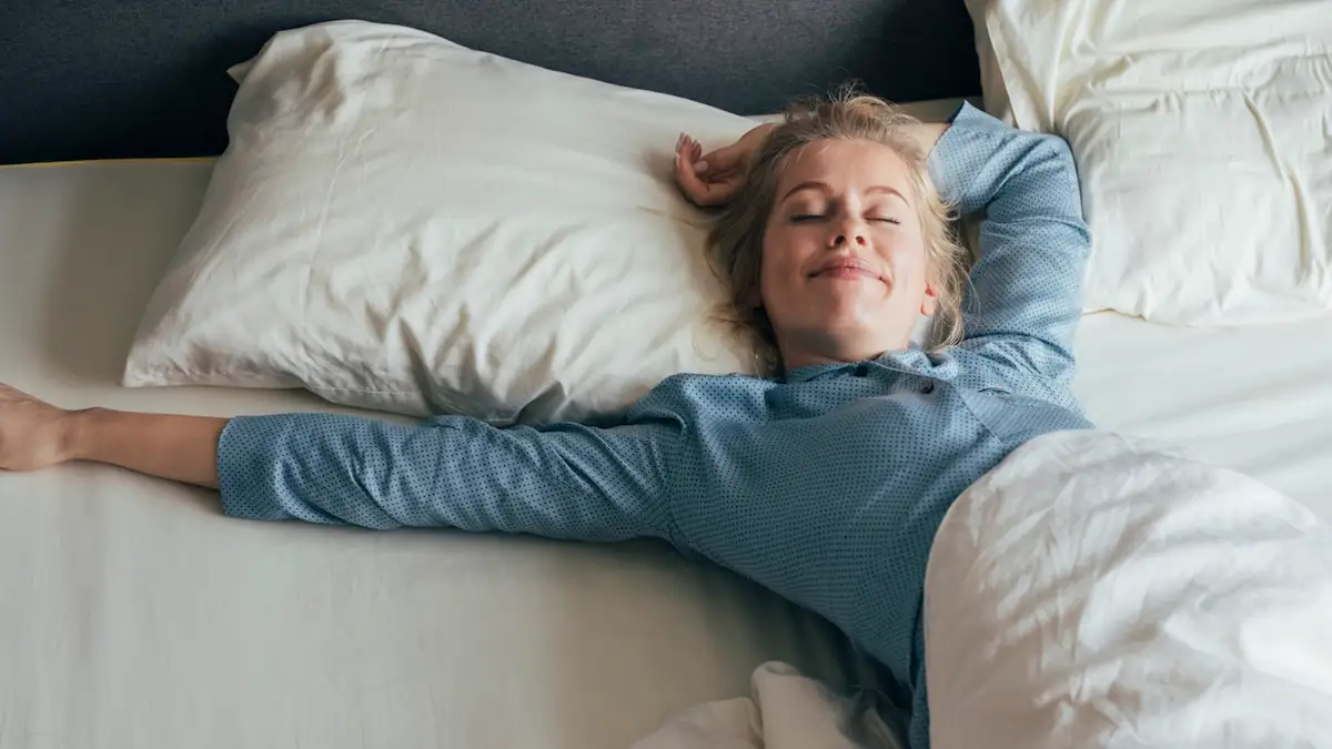 Frau glücklich beim Schlafen