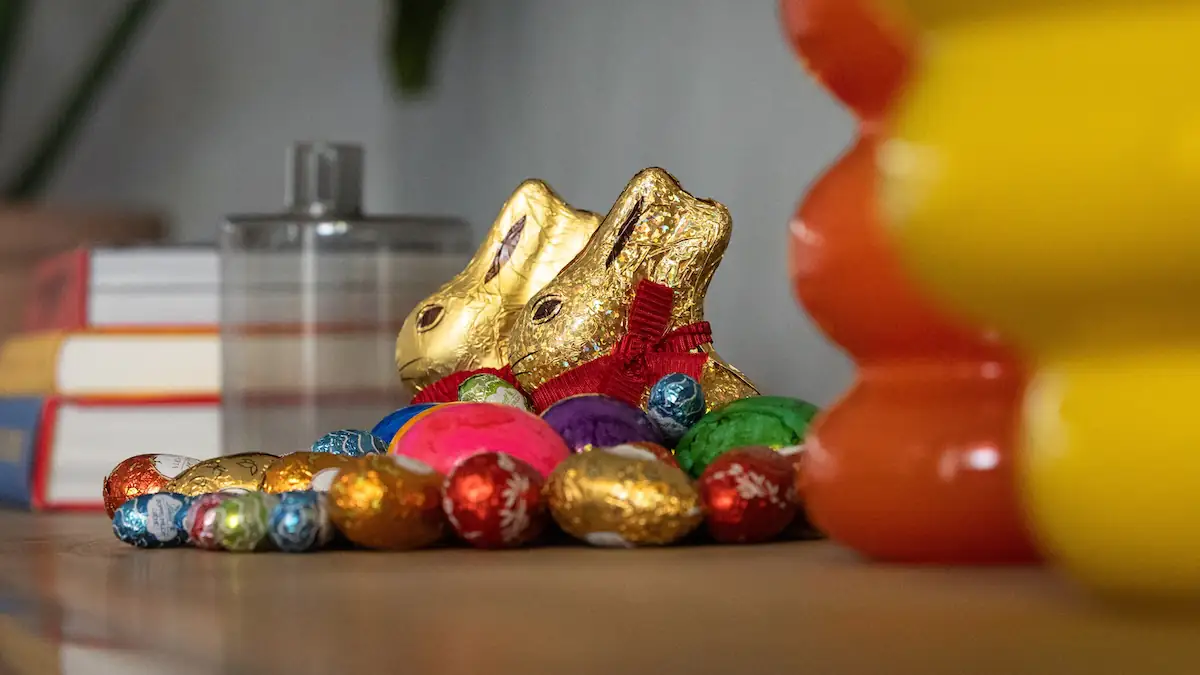 Schoko-Osterhasen von Lindt zusammen mit Osterhasen