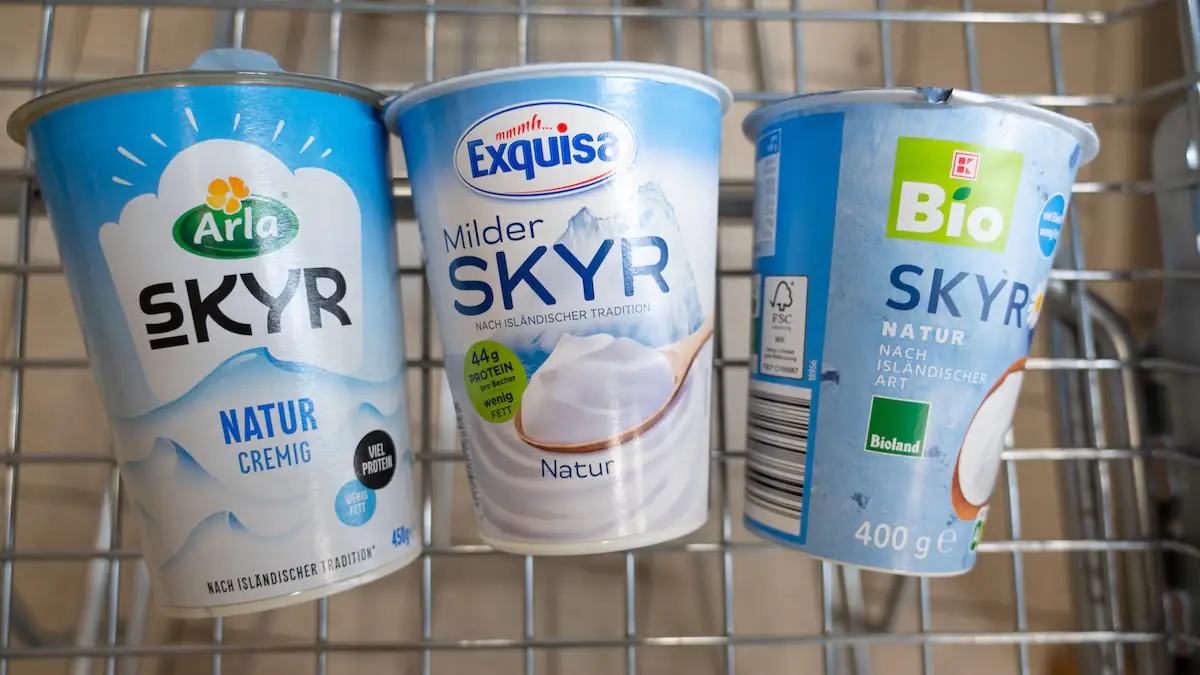 Skyr von mehreren Marken im Einkaufswagen