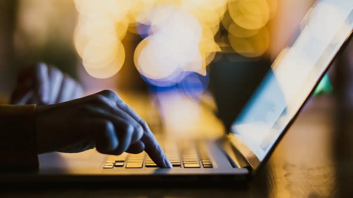 Telekom Internet: Jemand benutzt einen Laptop