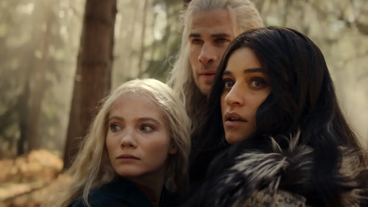 Freya Allan, Liam Hemsworth und Anya Chalotra in der Netflix-Serie „The Witcher“