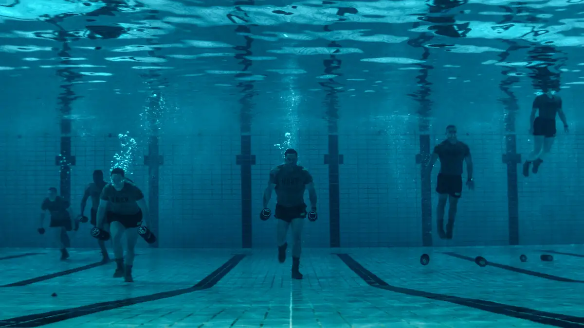Szene aus dem Netflix-Film „War Machine“, in der Leute unter Wasser trainieren