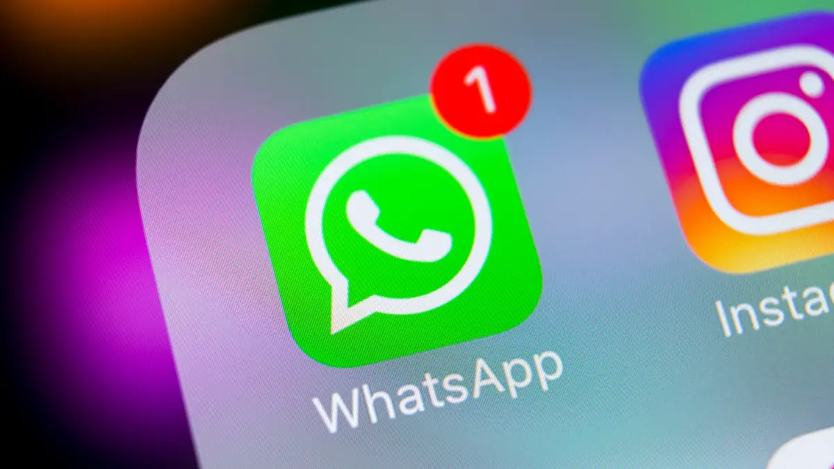 WhatsApp-Icon auf Smartphone mit der Anzeige, dass eine Nachricht eingegangen ist