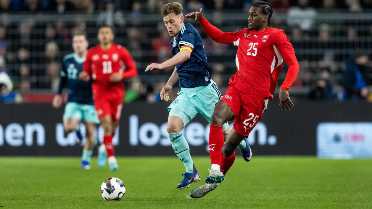 Joshua Kimmich trägt das neue Deutschland-Trikot 