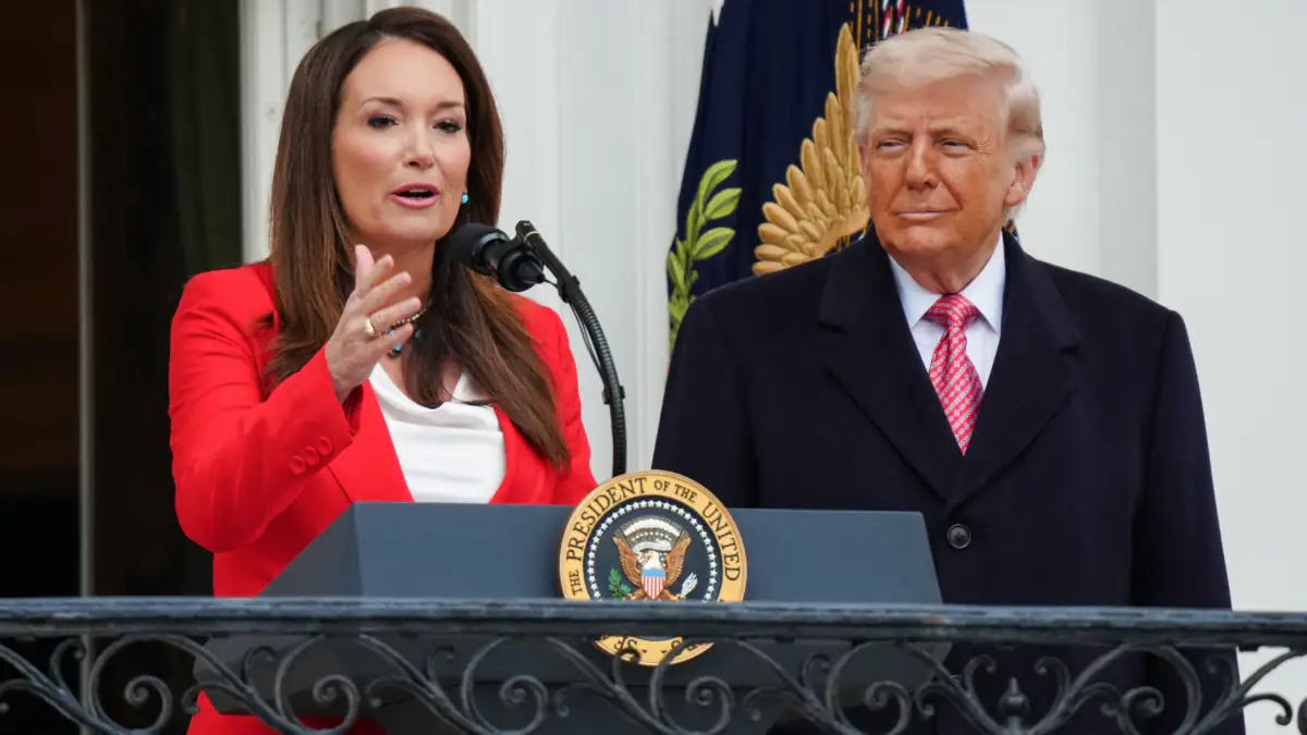 Brooke Rollins und Donald Trump bei einer Rede