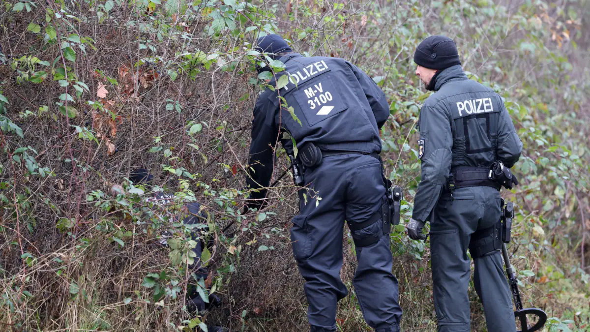 Polizisten auf der Suche nach Fabian aus Güstrow