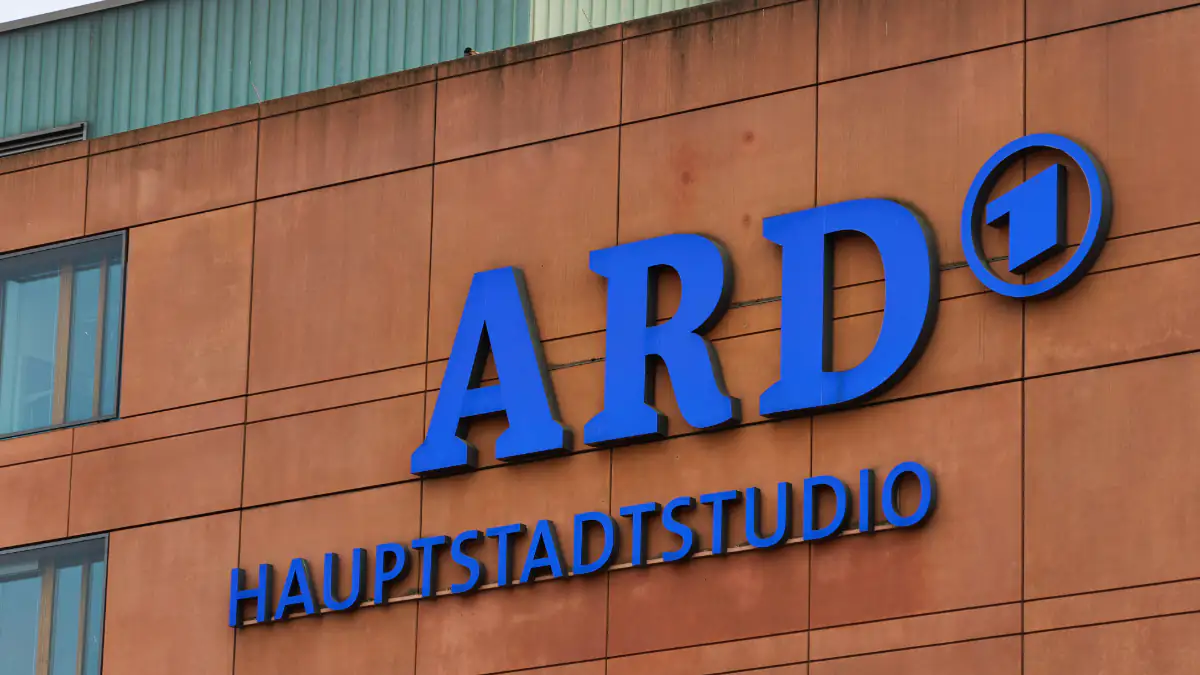 ARD Logo auf einem Gebäude des TV-Sender