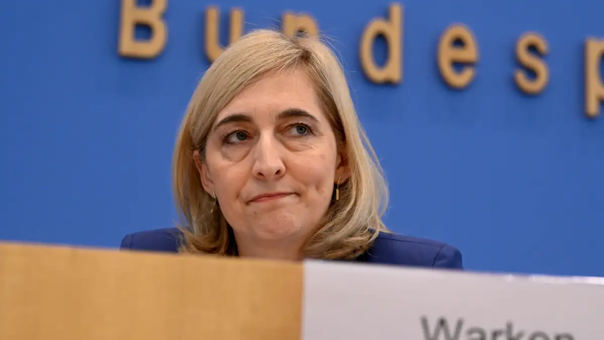 Porträt der Bundesgesundheitsministerin Nina Warken