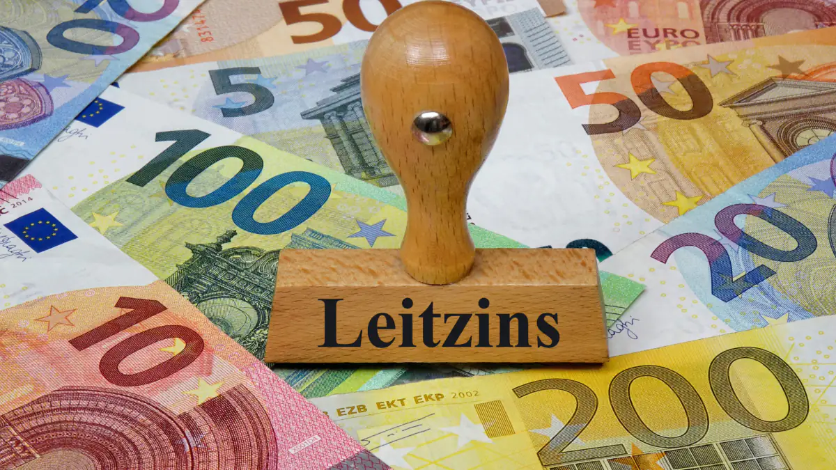 Euroscheine mit einem Stempel auf dem Leitzins steht