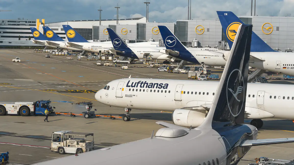 Flugzeuge der Lufthansa am Flughafen