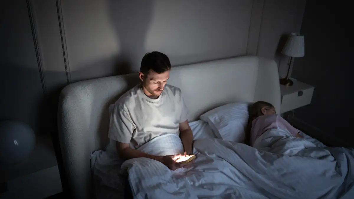 Symbolbild für Schlafentzug: Mann sitzt wach im Bett