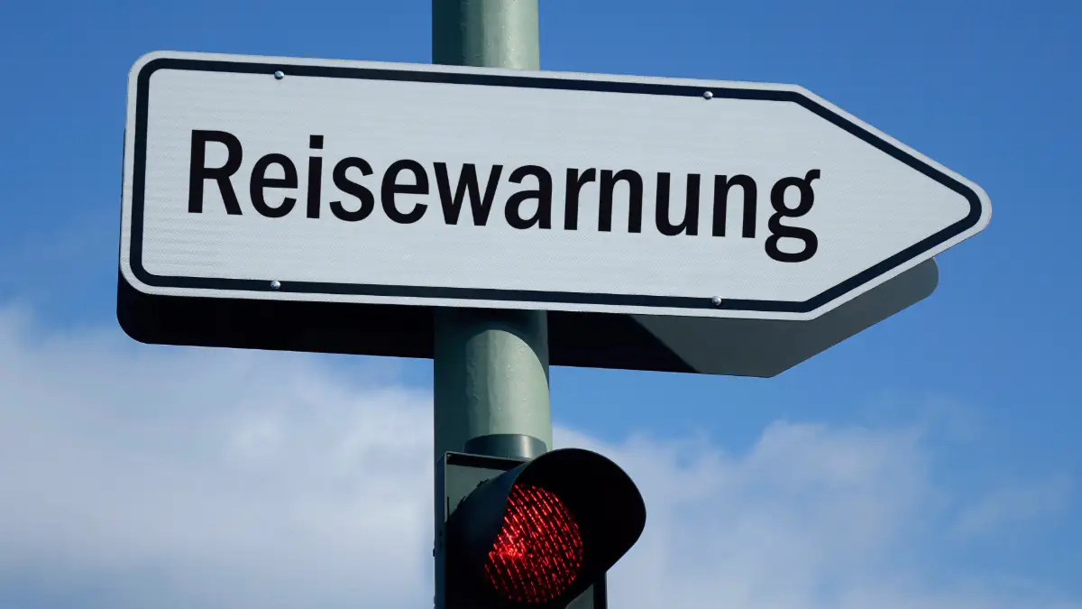 Schild mit der Aufschrift Reisewarnung