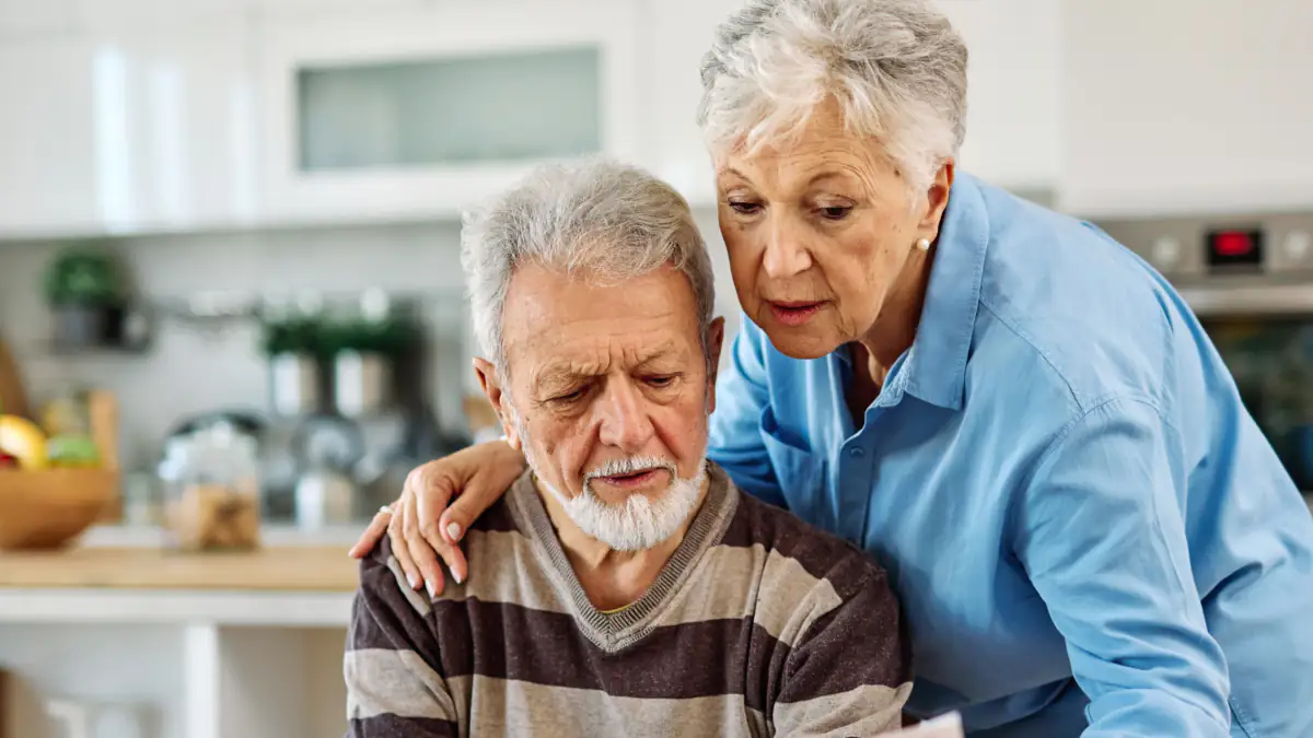 Zwei Rentner vor dem Computer