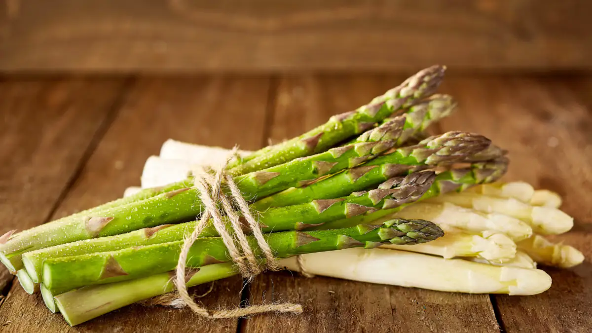 Weißer und grüner Spargel auf einem Tisch