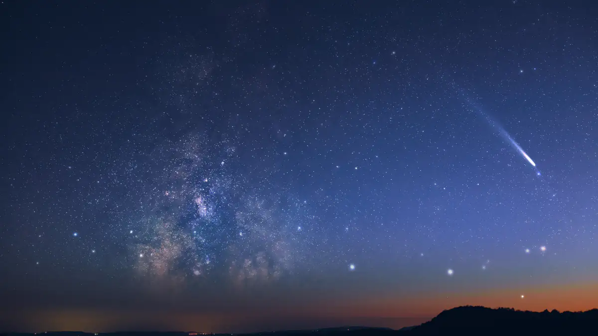 Nachthimmel mit Sternen und Sternschnuppen