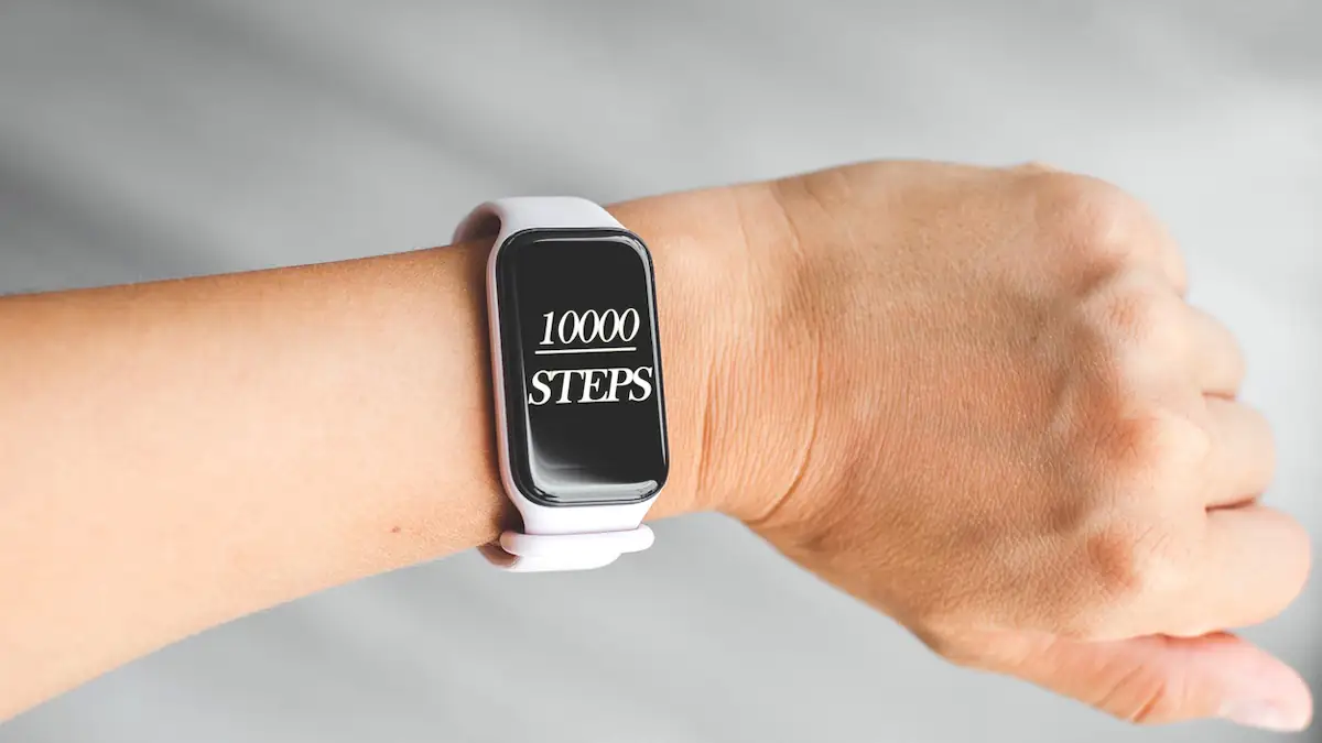 Schrittzähler zeigt 10.000 Schritte an