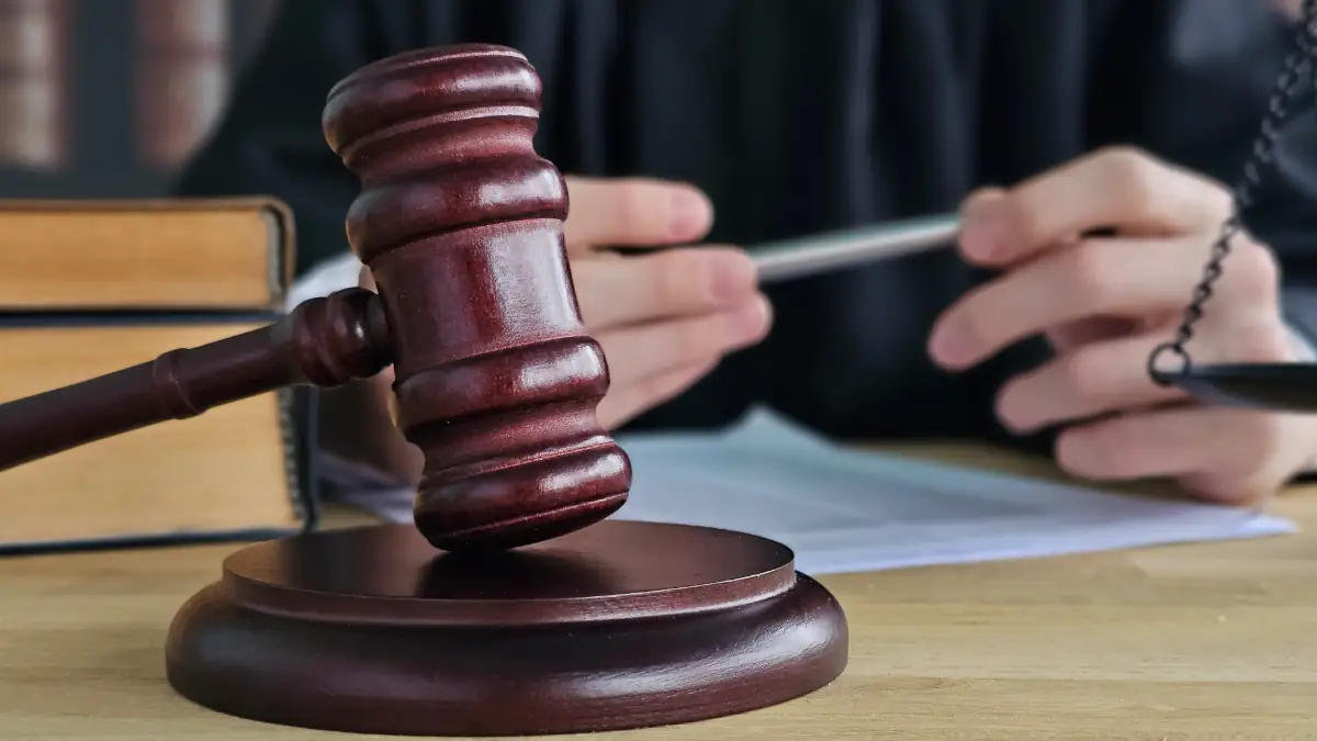 Richterhammer auf einem Tisch