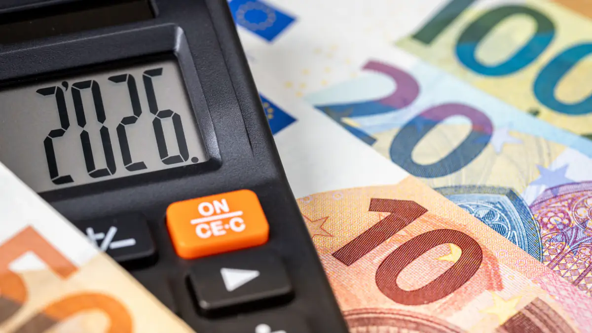 Taschenrechner mit dem Jahr 2026 und Euroscheinen