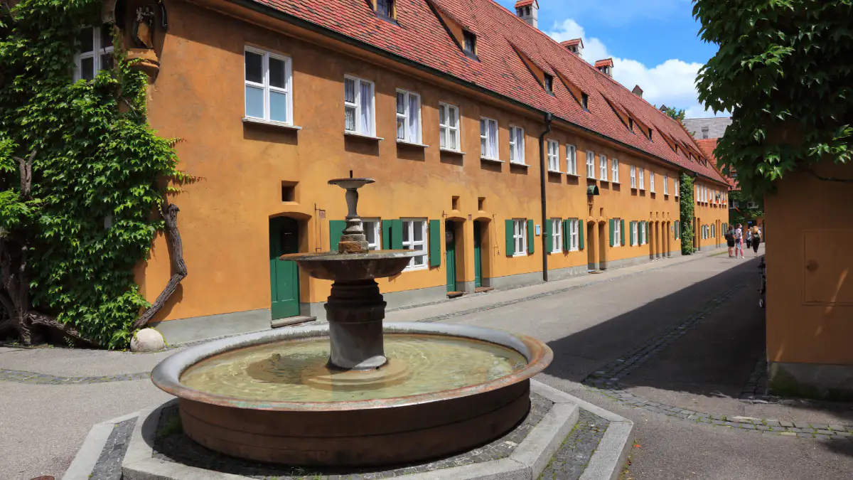 Die Fuggerei, in der man nur 88 Cent Miete bezahlt