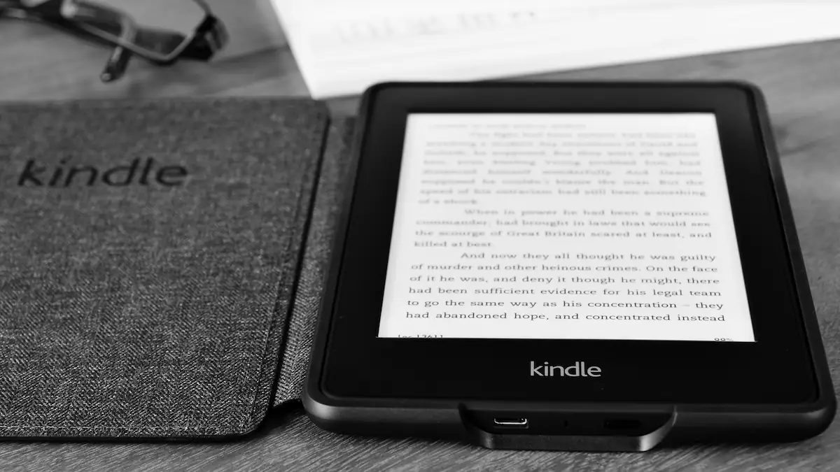 Amazon Kindle E-Reader aufgeklappt