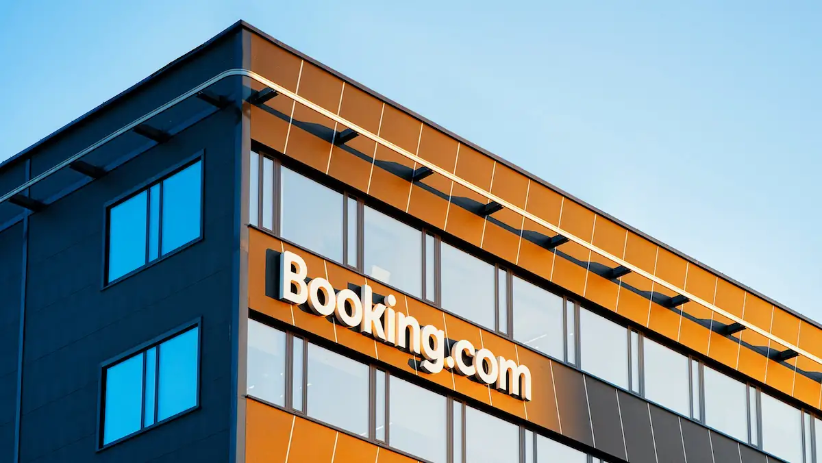 Logo von Booking.com an einer Gebäudefront