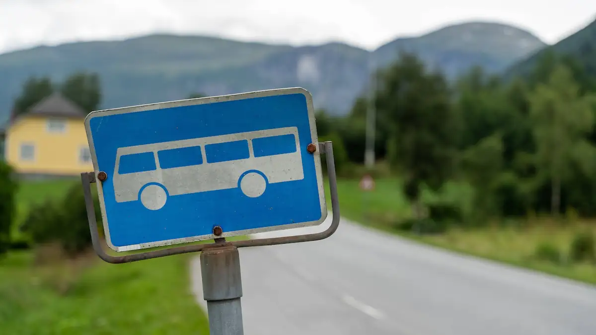 Blaues Busschild in Norwegen