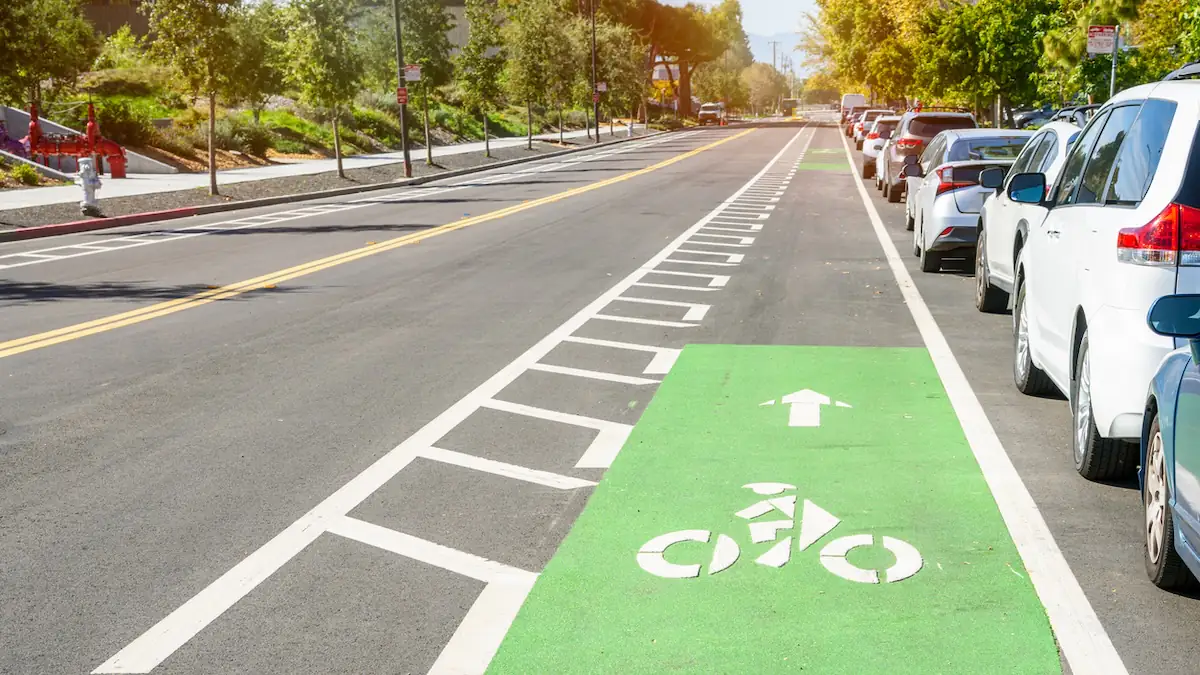 Dooring-Streifen trennen parkende Autos vom Radweg