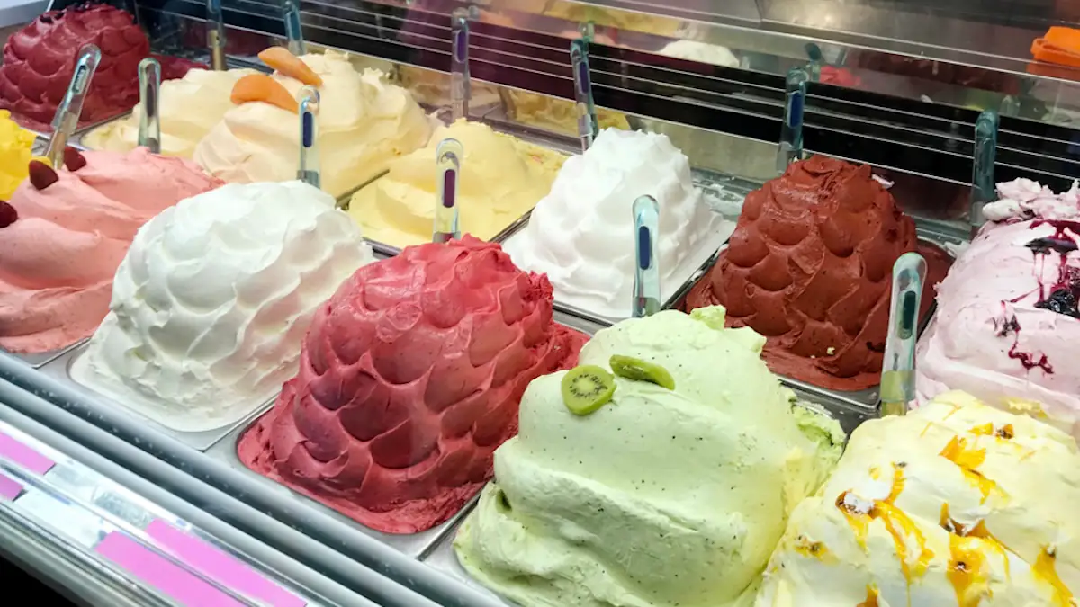 Verschiedene Eissorten an einer Theke in einer Eisdiele